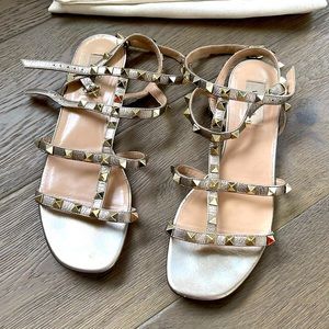 Valentino Rockstud Sandal, color metallic skin